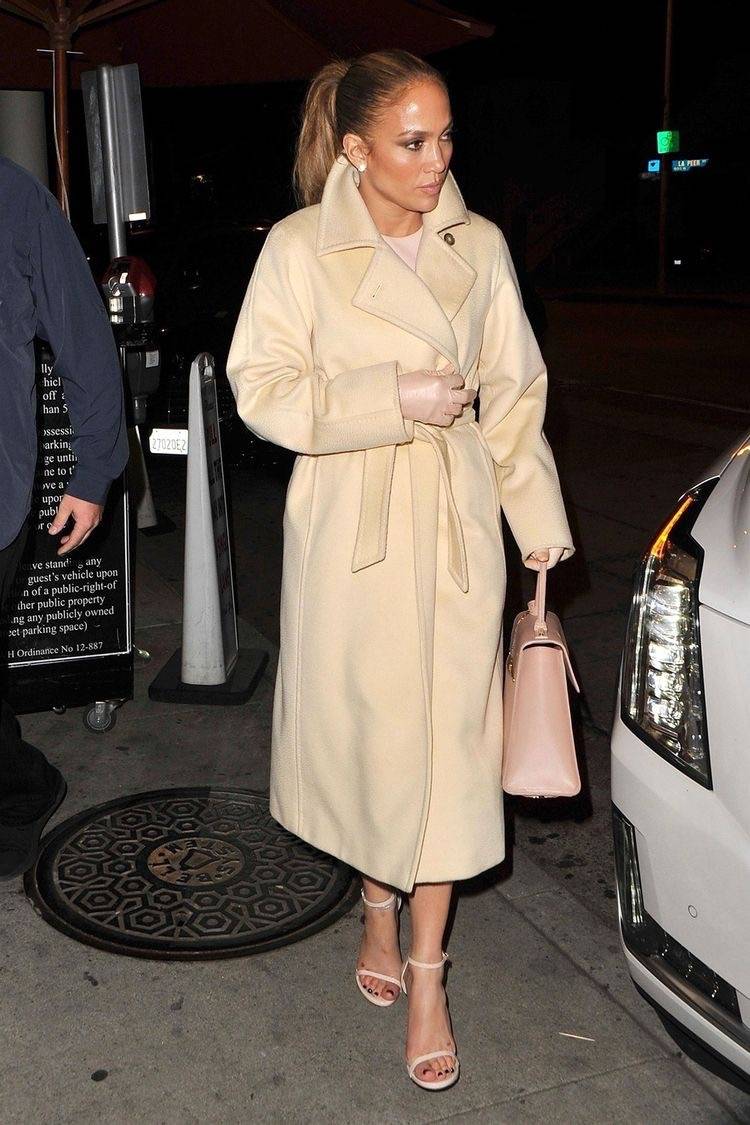 بالصور - اكتشفي المعطف المفضل عند النجمات وثمنه ‎