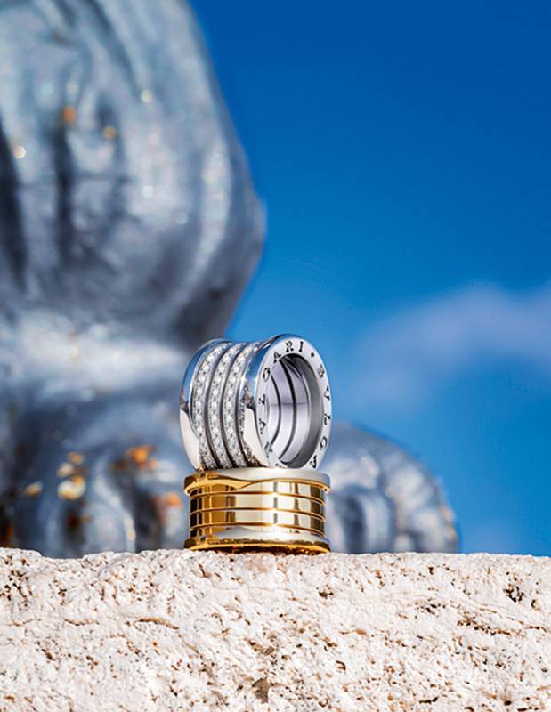 خاتم من الذهب الأصفر، وآخر من الذهب الأبيض المرصع بالماس.