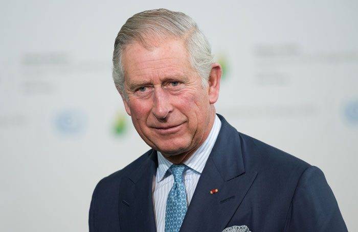 الأمير تشارلز يحدث ضجة بقبلته لملكة إسبانيا... إليكم ما حدث