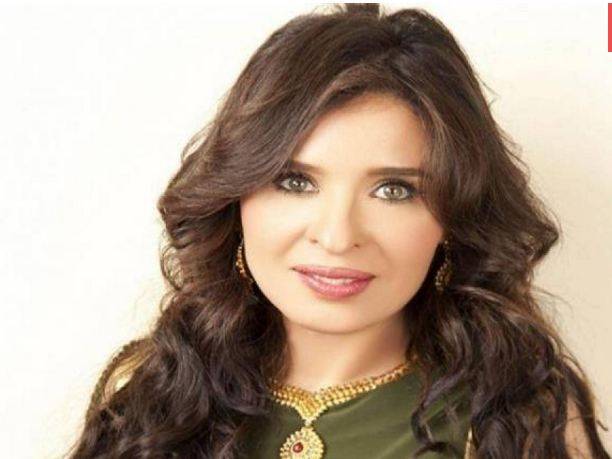 بعد عودتها من العمرة.. دينا تثير ضجة بالهوت شورت وقميص مفتوح!