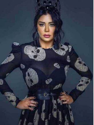 رانيا يوسف تثير الجدل مجدداً بفستان أحمر قصير