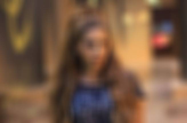 بالفيديو - نجمة خليجية تنجو من هجوم القرش خلال سباحتها