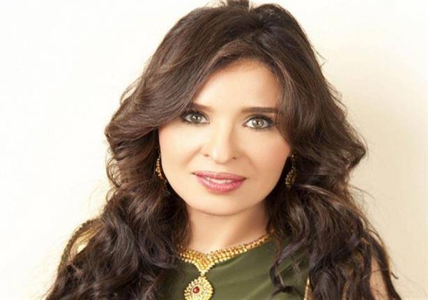خاتم زفاف وتهنئة يشعلان الانترنت.. ما حقيقة زواج دينا من ثري عربي؟