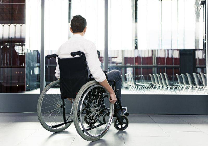 بالصورة - ممثل شهير يحدث صدمة بظهوره على كرسي متحرك... إليكم ما حدث له