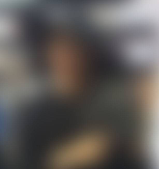 بالفيديو – فنانة خليجية تقص شعرها على طريقة الرجال... شاهدوا غرابة ما فعلته