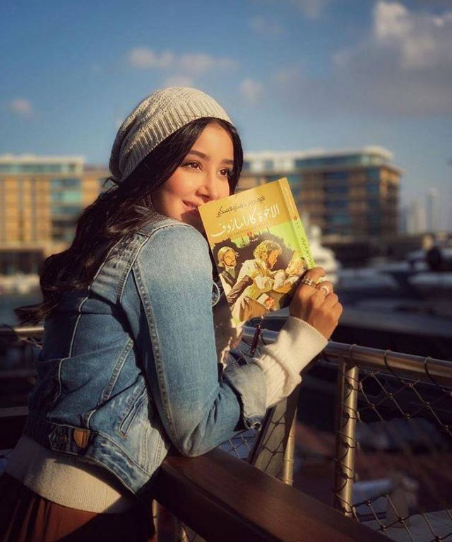 المواقع تضجّ بصورة من طفولة أسيل عمران...شاهدوا لماذا سخرت من شكلها؟