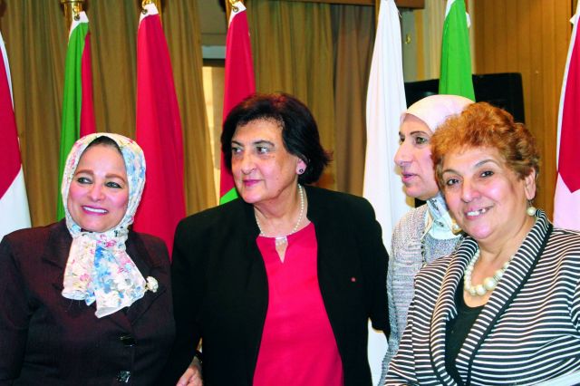 الدكتورة فاديا كيوان مع بعض عضوات المنظمة