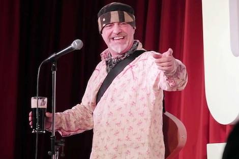 الفنان البريطاني الكوميدي إيان كونوجيتو