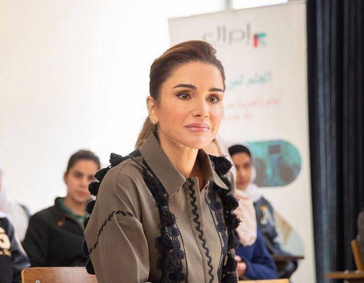 بالصورة – الملكة رانيا تتألق بالأبيض... شاهدوا كيف نسقت إطلالتها بالفستان المعطف