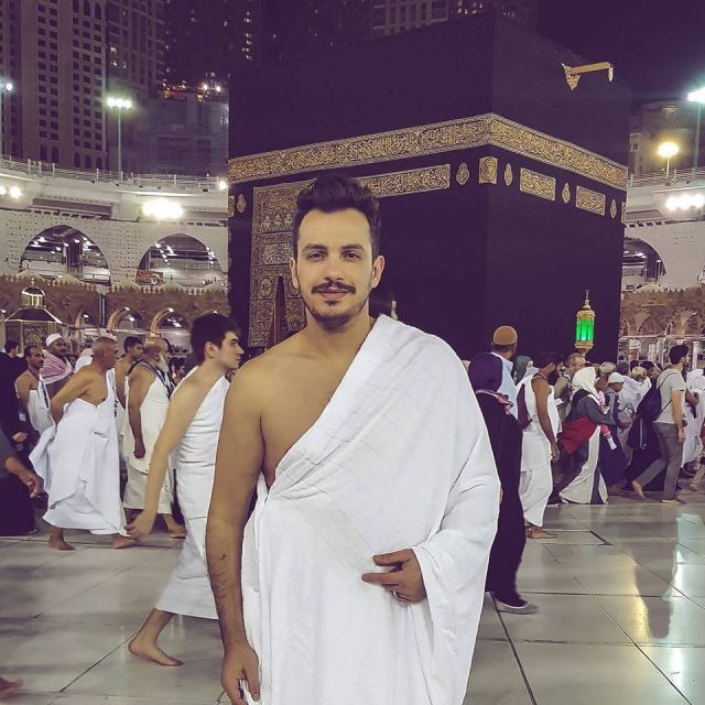 أحمد إبراهيم أمام الكعبة