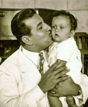 هذه الطفلة التي يقبلها أنور وجدي فنانة شهيرة الآن.. خمنوا من هي