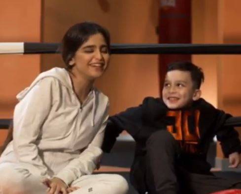 بالفيديو - حلا الترك تقلد والدتها بطريقة طريفة.. هذا ما فعلته مع شقيقها الصغير