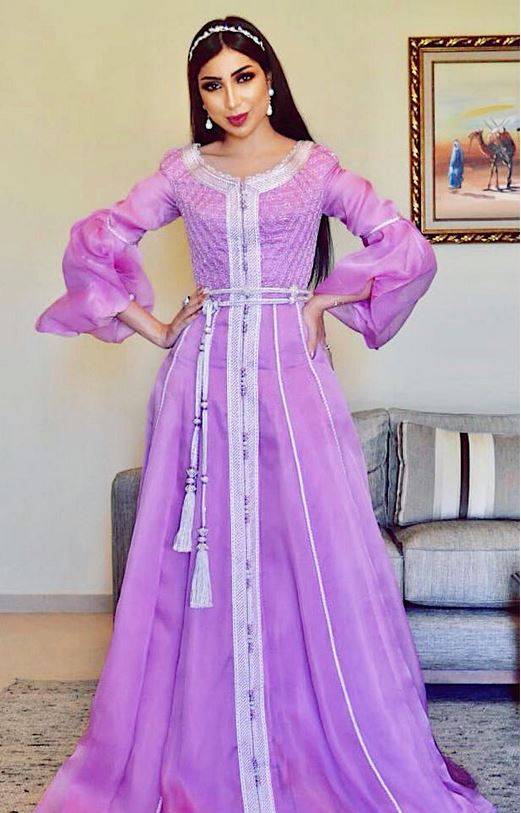 بالفيديو – مصممة خليجية تتحدى الجميع وتعيد لقب 