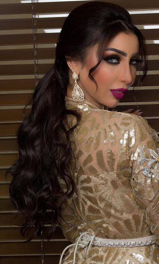 بالصورة – بعيداً عن النفخ والعدسات الملونة... شاهدوا إطلالة دنيا بطمة الطبيعية التي أشعلت المواقع