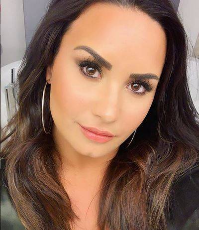 بالصور - بعد شفائها.. ديمي لوفاتو تفاجئ الجميع بتسريحة شعرها