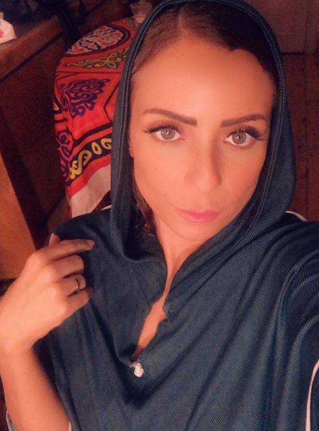 بالصورة – قبلة ريم البارودي لشقيق إلهام شاهين تحدث صدمة مدوية وتكشف العلاقة