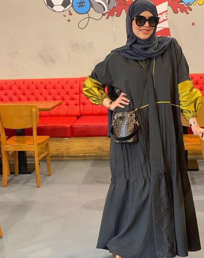 بالفيديو - والد سارة الودعاني يسخر من ملابسها... شاهدوا لماذا لم يتوقف عن الضحك