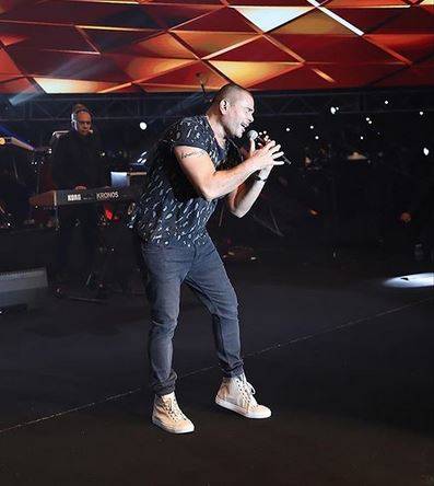 عمرو دياب يغضب جمهوره والإعلاميين بتصرفه