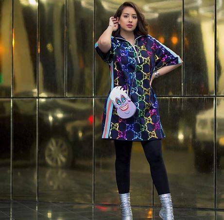 بالفيديو - فرح الهادي تتحدى منتقديها وتستعرض صورها قبل الشهرة.. وفستانها يعرضها للسخرية