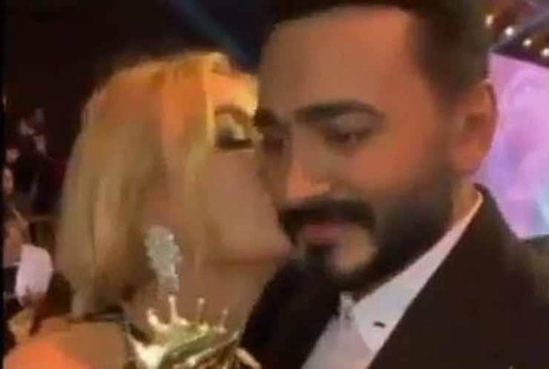 بالفيديو - قبلة ساخنة من فنانة فرنسية لتامر حسني تثير ضجة