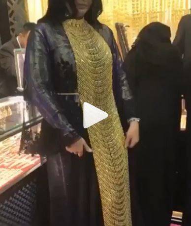 بالفيديو - ممثلة سعودية ترتدي أكبر قلادة من الذهب... لن تتخيلوا طولها ووزنها