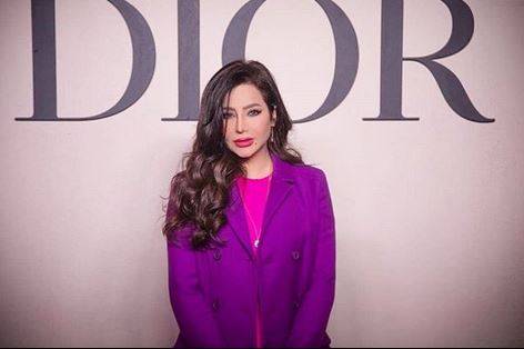 بالصور - لجين عمران تخطف الأنظار باطلالة خاصة.. هكذا قلدت الأميرات