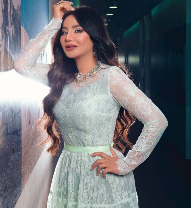 بالفيديو - بعد إخفائها وجهه تعرفوا إلى ابن لجين عمران