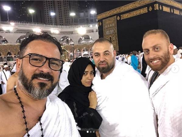 محمد رجب يؤدي مناسك العمرة .. وهكذا يرد على منتقدي ارتدائه سلسلة