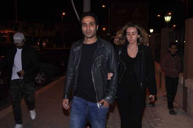 هنا الزاهد بشعر غامق بصبحة خطيبها في طريقهما للعزاء