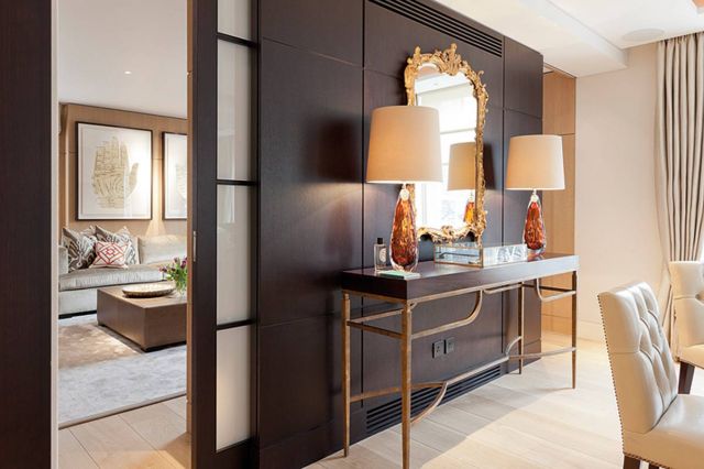 الخشب والمرايا يجتمعان في هذه المساحة ليرسما مسار الديكور