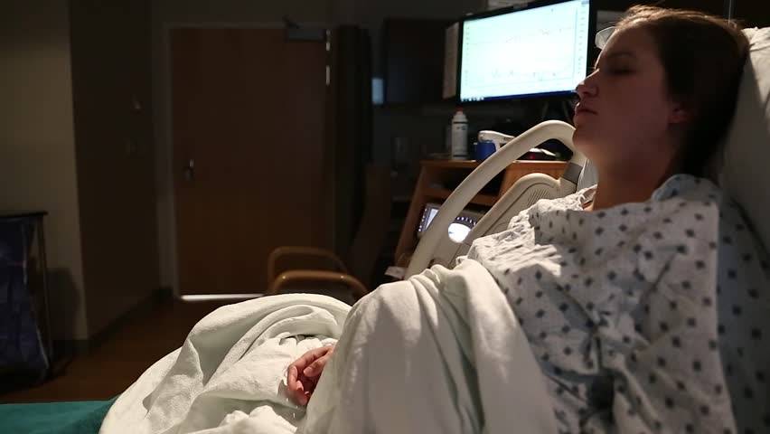 فضيحة مدوية... أكثر من 1800 أمرأة تم تصويرهن سراً أثناء الولادة في هذا المستشفى