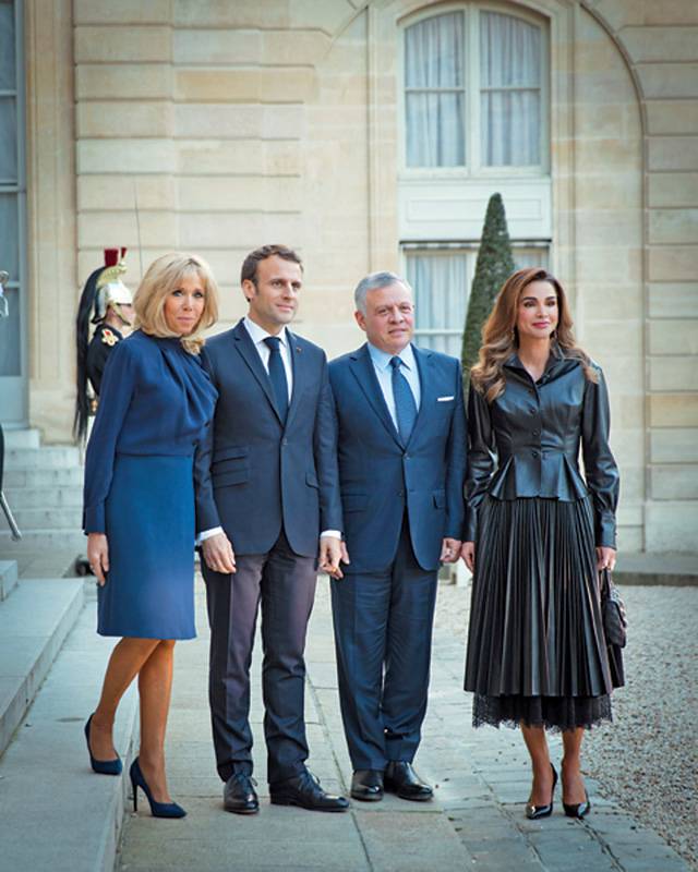أناقة عصرية للملكة رانيا في باريس: شاهدوا رقيها!