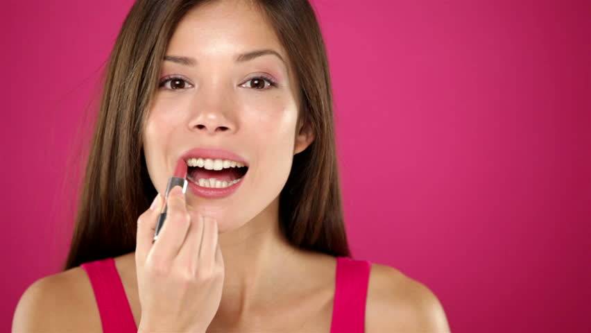 هكذا تطبقين أحمر الشفاه من دون أخطاء وبسرعة باستخدام دبوس الشعر