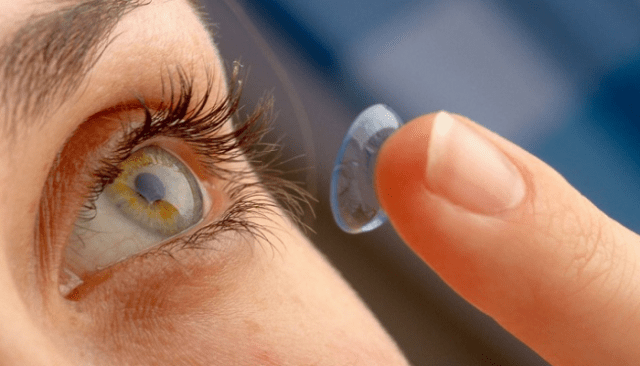 بالفيديو - عدسات لاصقة تجريبية لتحسين الرؤية وعلاج حساسية العين
