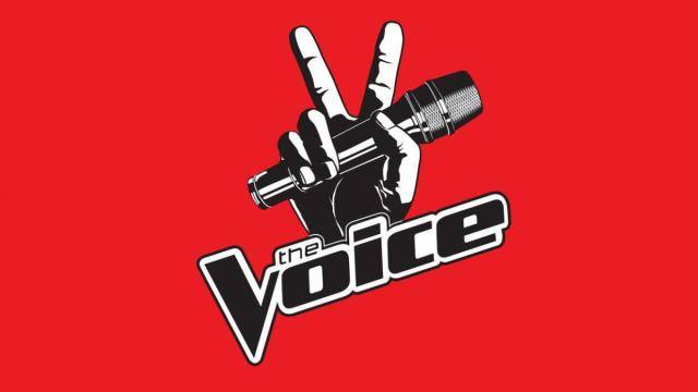 عضو لجنة تحكيم The Voice تذهل الجميع بإطلالتها باهظة الثمن... وهذه كلفتها