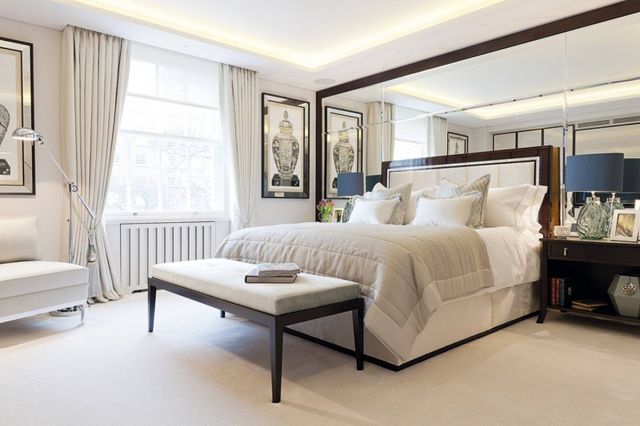 غرفة النوم الرئيسة وفيها حضور جميل للمرايا