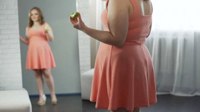 لماذا يساعدكم الأكل أمام المرآة على خسارة الوزن؟ إليكم الحقيقة التي لا تعرفونها