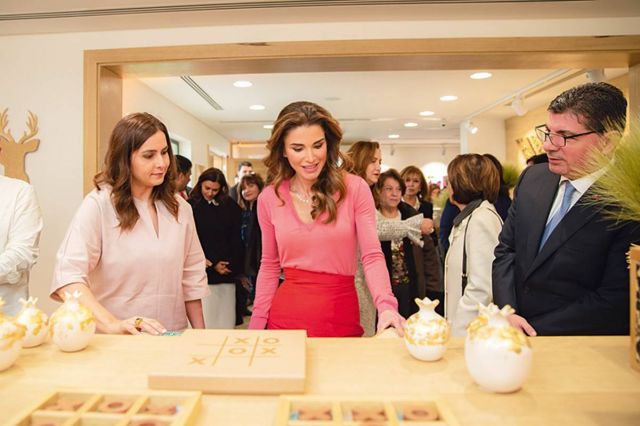 الملكة رانيا العبدالله
تفتتح المعرض السنوي للمنتجات الحرفية
من تصاميم مؤسسة نهر الأردن