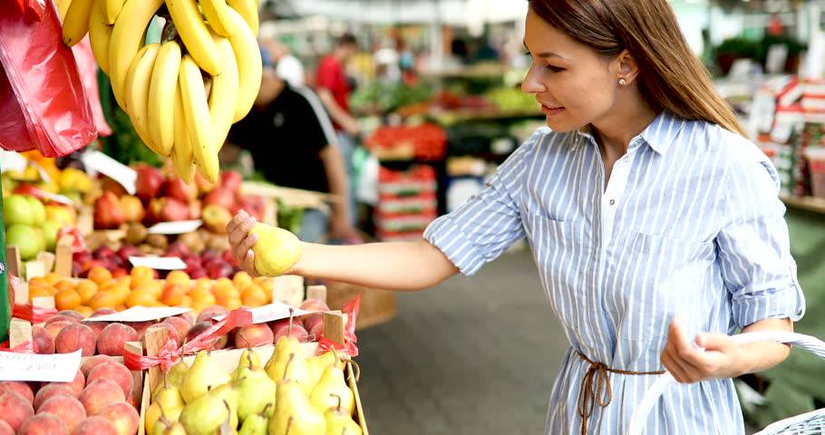 هكذا تعرفين أن الخضار والفاكهة سليمة من الداخل قبل شرائها