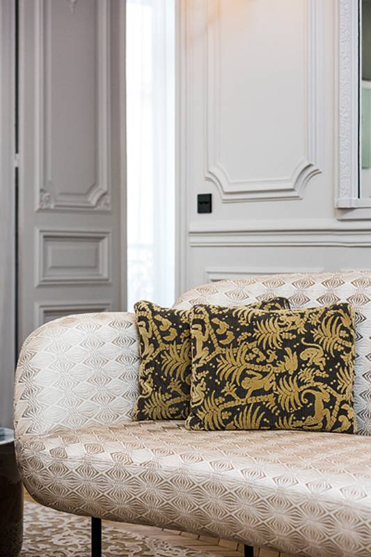 تفصيل من وسائد تزيّن أريكة في الصالون