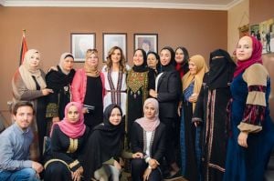 لمناسبة عيد الأم
الملكة رانيا
تحتفل مع أطفال مؤسسة الحسين الاجتماعية بالأمهات والمربيات