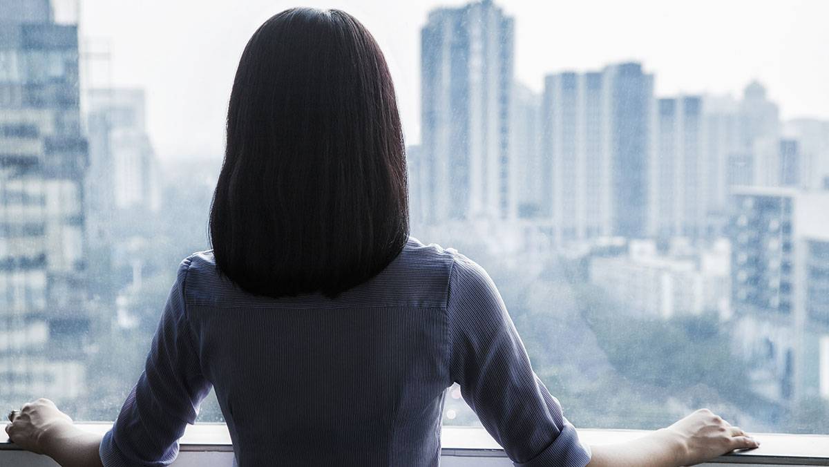 بالفيديو - فنانة خليجية تثير الجدل بتكبير مؤخرتها... شكلها صادم