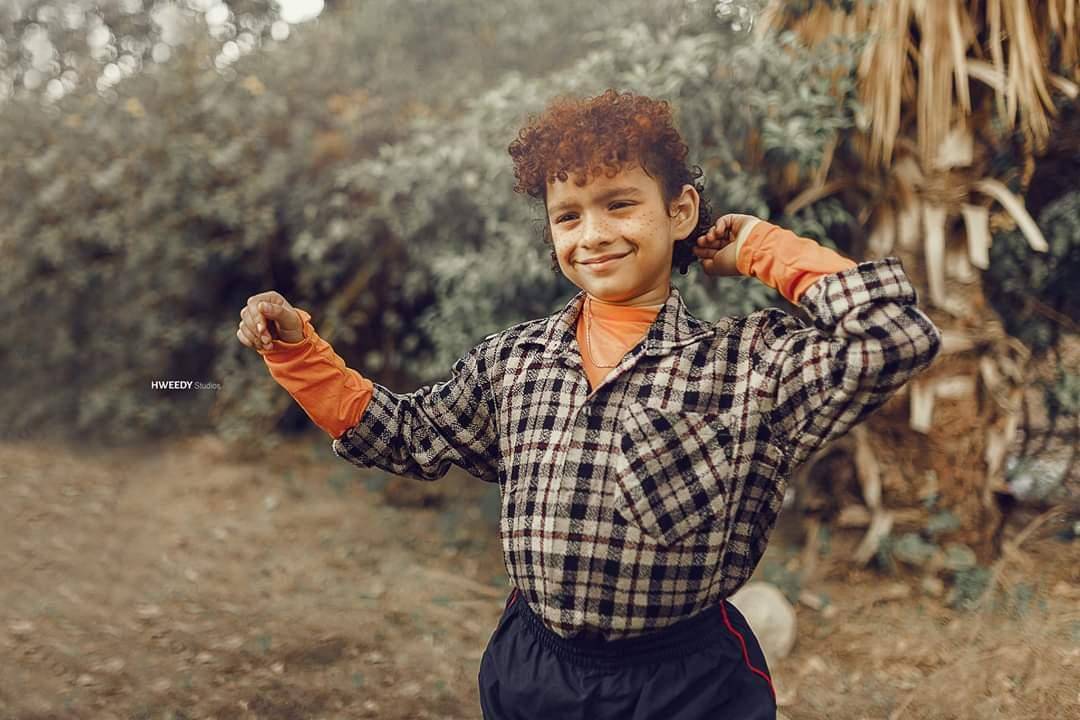 طفل يقلد أحمد مكي بطريقة كوميدية.. شاهدوا الصور!
