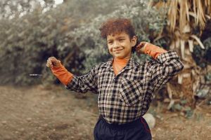 طفل يقلد أحمد مكي بطريقة كوميدية.. شاهدوا الصور!