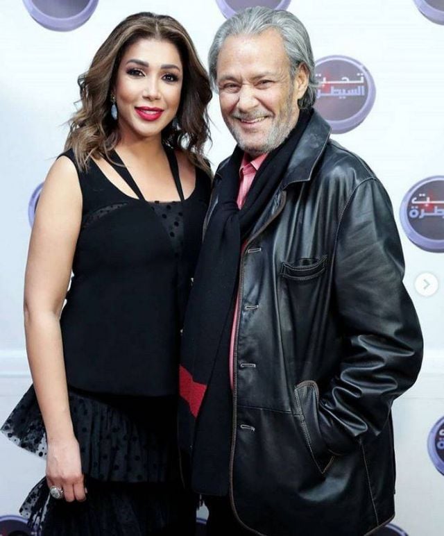 للمرّة الأولى فاروق الفيشاوي يعلّق على قبلات ابنه أحمد لزوجته... وسمية الألفي تصدم الجميع بهذا الاعتراف