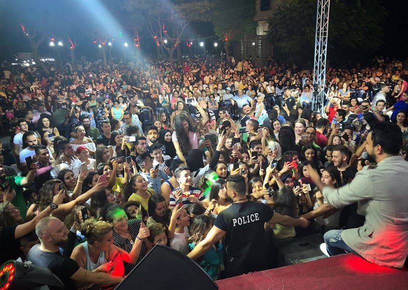 بالفيديو - فنان لبناني يسقط بطريقة مضحكة أثناء تصوير فيديو كليب... شاهدوا ما حدث له