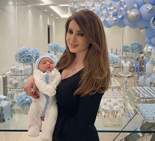 بالصور - خبيرة التجميل اللبنانية جدة هذا الرضيع!