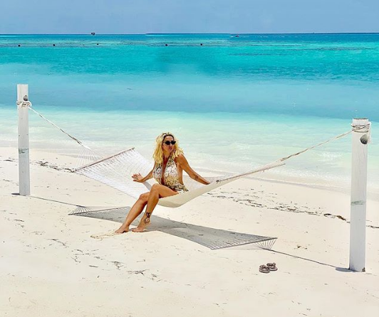 بالفيديو - نجمة لبنانية تحلق جبينها بالشفرة... ورحلة استجمام بملابس جريئة