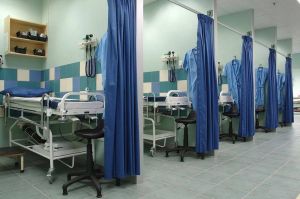 هل تلمسون الستائر في المستشفيات؟ لا تفعلوا هذا بعد الآن لسبب مهم جداً