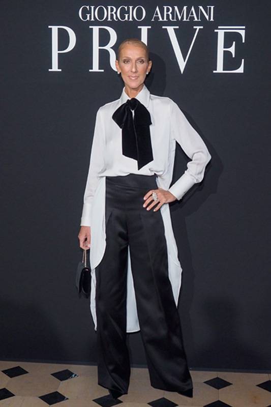 يُعتبر اللونان الأبيض والأسود مزيجاً مثاليّاً لإطلالة مونوكروم عمليّة أنيقة، وقد اختارتها النجمة سيلين ديون على هامش عرض أرماني بريفيه في باريس، حيث نسّقت مع سروالها الأسود قميصاً باللون الأبيض غير متناسق الطول Asymmetric وارتدت ربطة عنق مخملية باللون الأسود.